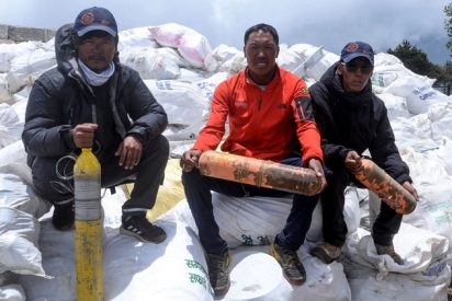 Buscaban cuerpos en el monte Everest y recolectaron diez toneladas de basura
