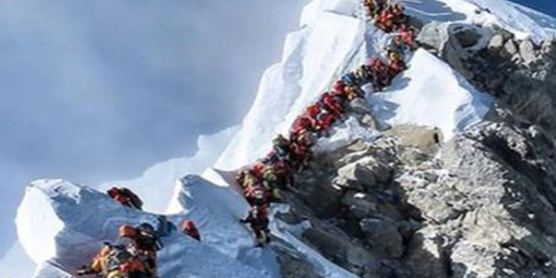 Un &ldquo;atasco en el Everest&rdquo; se cobra la vida de dos escaladores