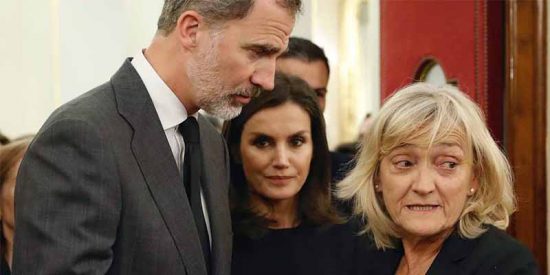 El Rey Felipe VI y la Reina Letizia junto a Pilar Goya, la viuda de Alfredo P&eacute;rez Rubalcaba