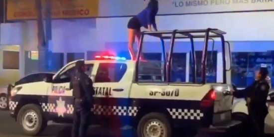 V&iacute;deo: Una ebria se sube a una patrulla de polic&iacute;a y perrea sin pudor
