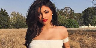 Te lo pedir&aacute;s para Navidad: Kylie Jenner posa en lencer&iacute;a y con s&oacute;lo un lazo para tapar su desnudez