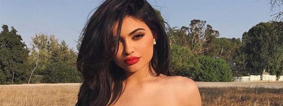 Kylie Jenner posa en sujetador para demostrar su firme 'delantera'