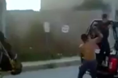 V&iacute;deo: Roba el arma a un polic&iacute;a y le obliga a liberar a su amigo detenido