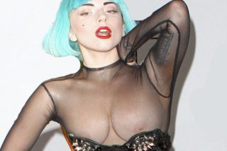 Lady Gaga nos ense&ntilde;a su redondeadito boom boom con un mono transparente