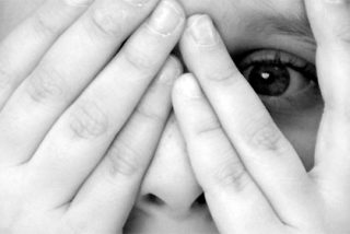 La mujer que estrangul&oacute; al hijo de su pareja, un ni&ntilde;o autista de 8 a&ntilde;os, entra al juicio entre gritos de "asesina"