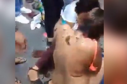 V&iacute;deo: Golpean, desnudan y cortan el cabello a dos ladronas en M&eacute;xico