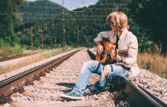 vaqueros rotos en la rodilla