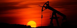El petr&oacute;leo supera los 100 d&oacute;lares y arrastra al IBEX 35 a descensos del 1%