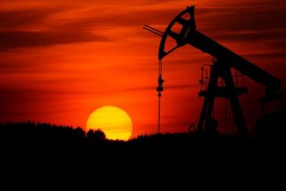 El petr&oacute;leo supera los 100 d&oacute;lares y arrastra al IBEX 35 a descensos del 1%