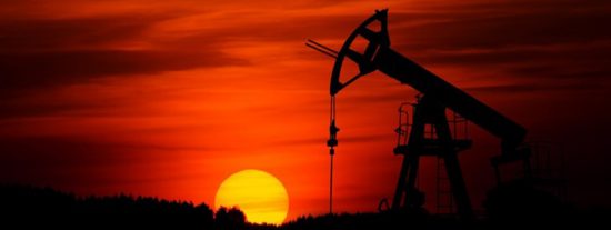 El petr&oacute;leo supera los 100 d&oacute;lares y arrastra al IBEX 35 a descensos del 1%