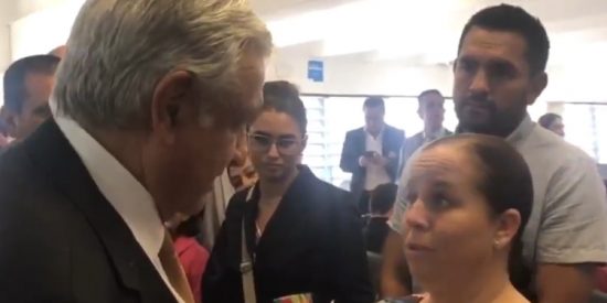 V&iacute;deo: Maestra confronta a L&oacute;pez Obrador y le recrimina que "usted le quit&oacute; el apoyo a nuestra ni&ntilde;ez"