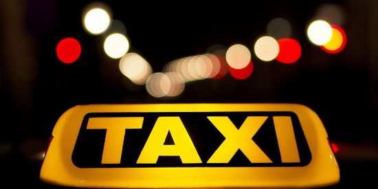 Toman un taxi en el hospital con su reci&eacute;n nacido y lo olvidan al bajar del coche