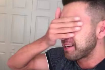 Pol&eacute;mico youtuber: Primero besa en la boca a su hermana, ahora a su propia madre