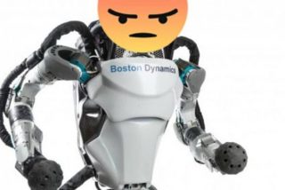 Robot humanoide apunta con una pistola a sus creadores