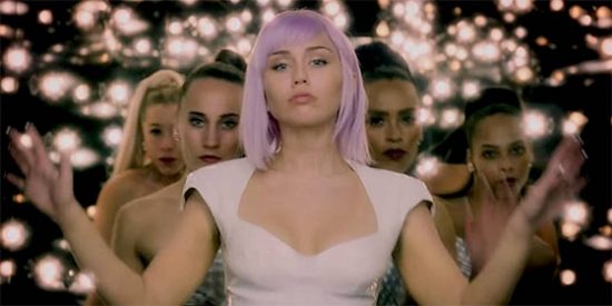 El duro mensaje de Miley Cyrus tras el incidente con un fan que la bes&oacute;