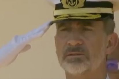 El cabreo que no disimula Felipe VI por el mal izado de la bandera de Espa&ntilde;a