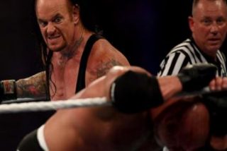 Goldberg "se noquea" a s&iacute; mismo en el combate contra The Undertaker en Arabia Saudita