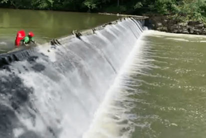 El impresionante 'salto mortal' de este kayakista para caer tranquilamente desde un dique