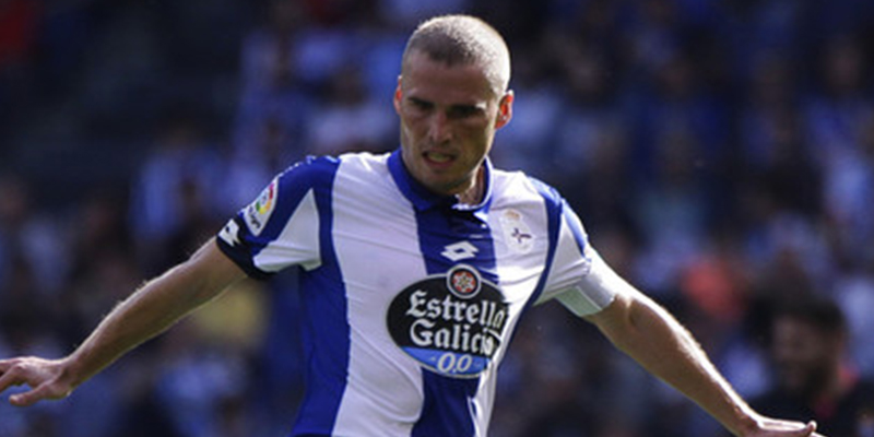 El capit&aacute;n del Deportivo de La Coru&ntilde;a, Alex Berganti&ntilde;os termina con 70 puntos en el labio tras disputar un bal&oacute;n en pleno partido