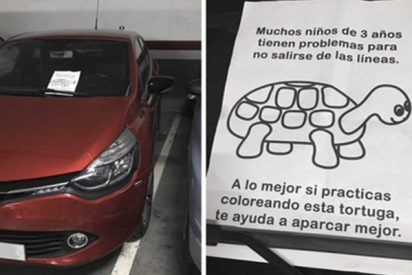Las redes aplauden este cartel que alguien dej&oacute; en un coche que ocupaba dos plazas de aparcamiento