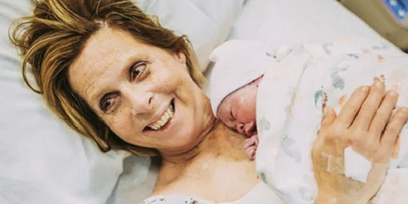 Esta mujer de 61 a&ntilde;os que dio a luz a su propia nieta 'tiene el cuerpo de una ni&ntilde;a de 40 a&ntilde;os', seg&uacute;n su doctora