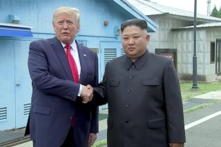 Donald Trump le echa 'pelotas', cruza el Paralelo 38 y entra en Corea del Norte para hablar con Kim Jong-un