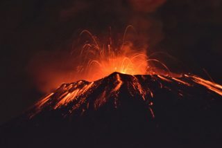 El Volcán Popocatépetl registra otra explosión y escupe material incandescente