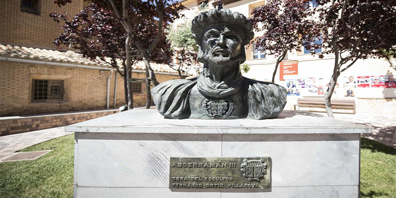 VOX comienza la 'Reconquista': un concejal ordena retirar el busto de Abderram&aacute;n III de la plaza del pueblo