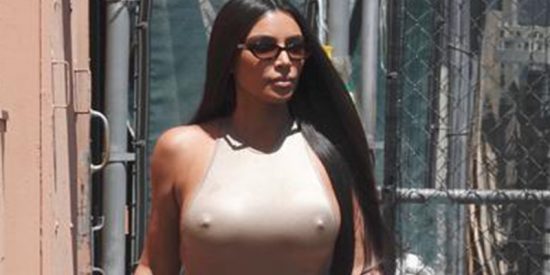 Kim Kardashian embutida en un pantalón que no da más de sí…