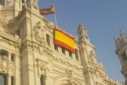 El Ayuntamiento de Madrid despliega la bandera de Espa&ntilde;a en su fachada, como pidi&oacute; VOX
