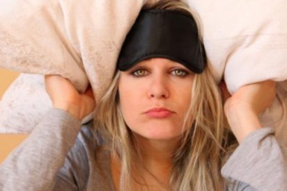 &iexcl;Las mujeres que duermen con la luz o la televisi&oacute;n encendida son m&aacute;s gordas!