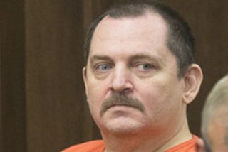 Este procesado por estrangular y desmembrar a una joven se corta el cuello en pleno juicio en EE.UU.