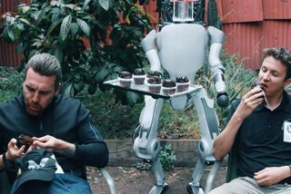 Esto es lo que pasa si maltratas a un 'robot humanoide' y se cansa de ti