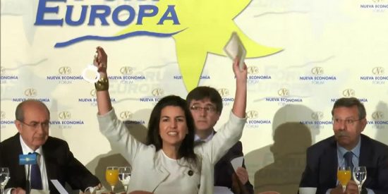 Rocío Monasterio (VOX) plantando ante el golpista Puigdemont unas esposas.