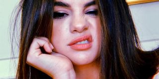 Selena Gomez posa triste y con granos en la cara