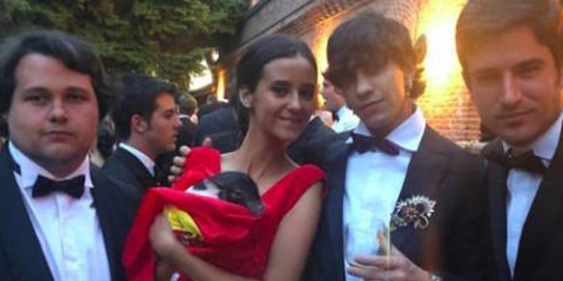 Entre los invitados a la puesta de largo de Victoria Federica estuvo Juan Mag&aacute;n y un cerdo con la bandera de Espa&ntilde;a