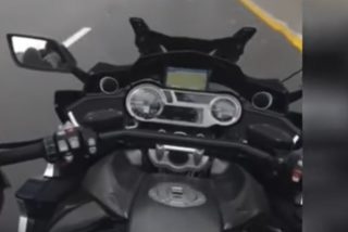 Este 'youtuber' se graba en su moto con los pies a 100 km/h y muere horas despu&eacute;s en un brutal accidente