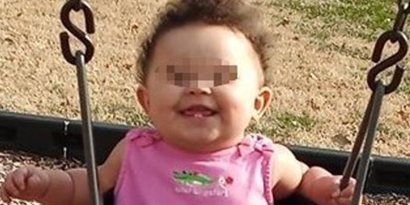 Esta beb&eacute; muere tras quedarse 16 horas sola dentro de un coche