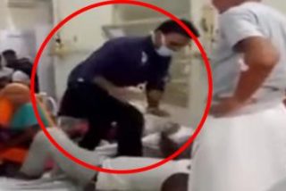 Pillan a este médico en la India golpeando sin piedad a un paciente