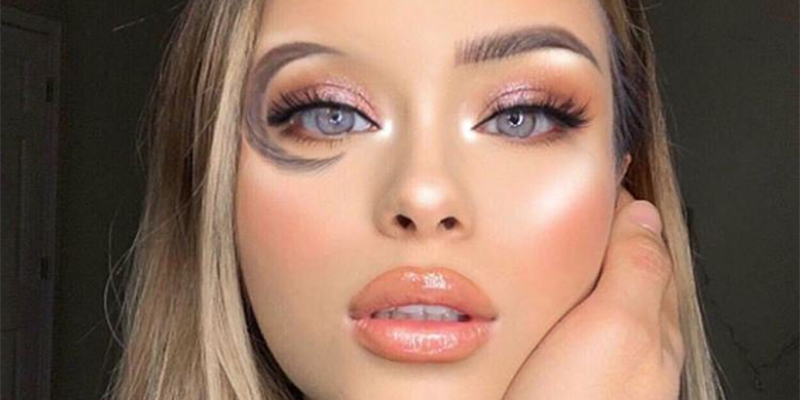 Así es la nueva absurda moda de las cejas ‘media luna’