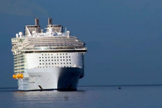 Uno de los cruceros m&aacute;s grandes del mundo arriba a Roat&aacute;n
