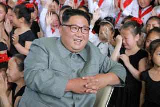 Medios norcoreanos difunden esta ilustrativa foto de Kim Jong-un ri&eacute;ndose en medio de ni&ntilde;as llorando