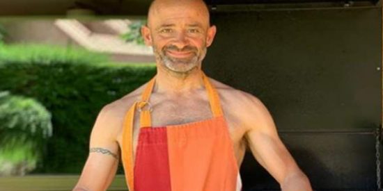 Lobato posa de esta guisa en las redes y algunos lo tachan de "cocinero porno"