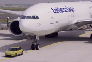 ¡Un Mini Cooper eléctrico remolca a un Boeing 777!