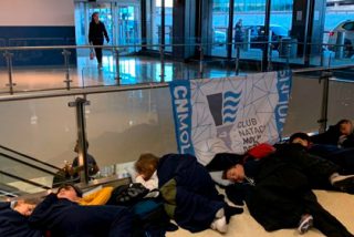 United Airlines deja a 15 ni&ntilde;os espa&ntilde;oles durmiendo en el suelo del aeropuerto de Newark