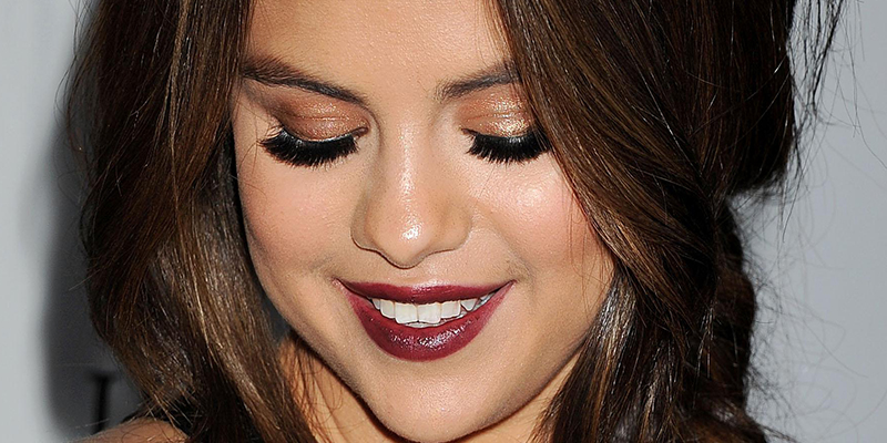 Selena nos enseña sus bonitas 'Gómez' con este escote de vértigo en una fiesta en Los Ángeles