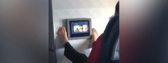 Este pasajero utiliza los dedos de los pies para usar la pantalla t&aacute;ctil del avi&oacute;n, y se hace viral