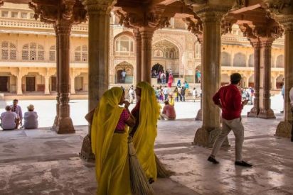 Momento en que una ni&ntilde;a se queda dormida en la estaci&oacute;n del tren y es secuestrada