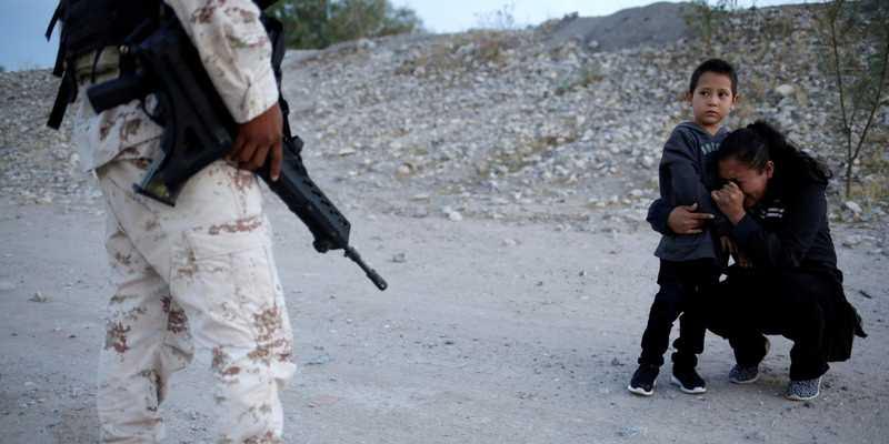 La imagen de esta mujer llorando de rodillas junto a su hijo ante un agente mexicano conmueve al mundo