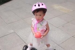 Esta ni&ntilde;a de dos a&ntilde;os se hace viral por su habilidad con un patinete el&eacute;ctrico